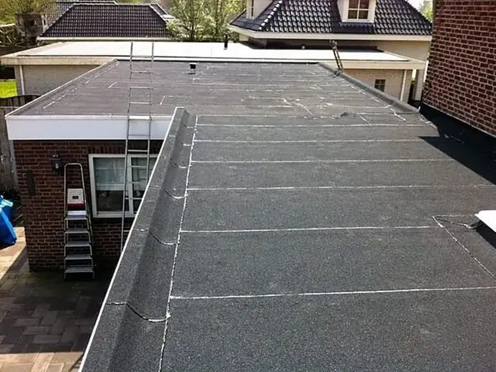 Plat dak van een aanbouw tussen twee woningen