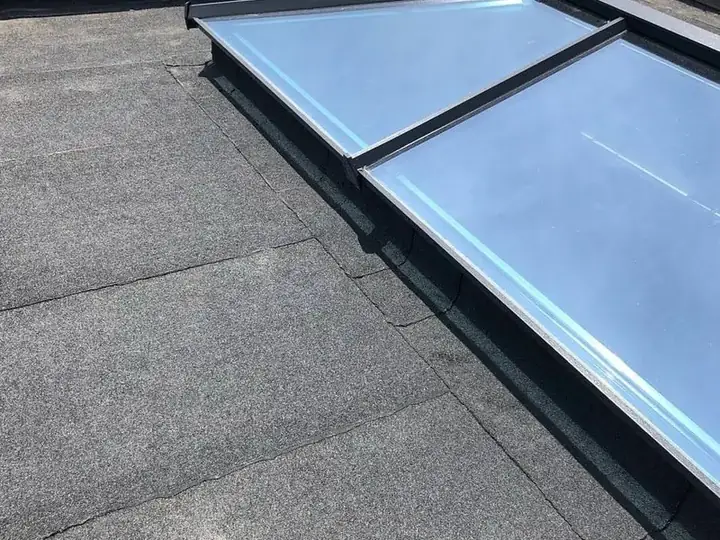 Nieuw geplaatste lichtstraat van glas op een plat dak